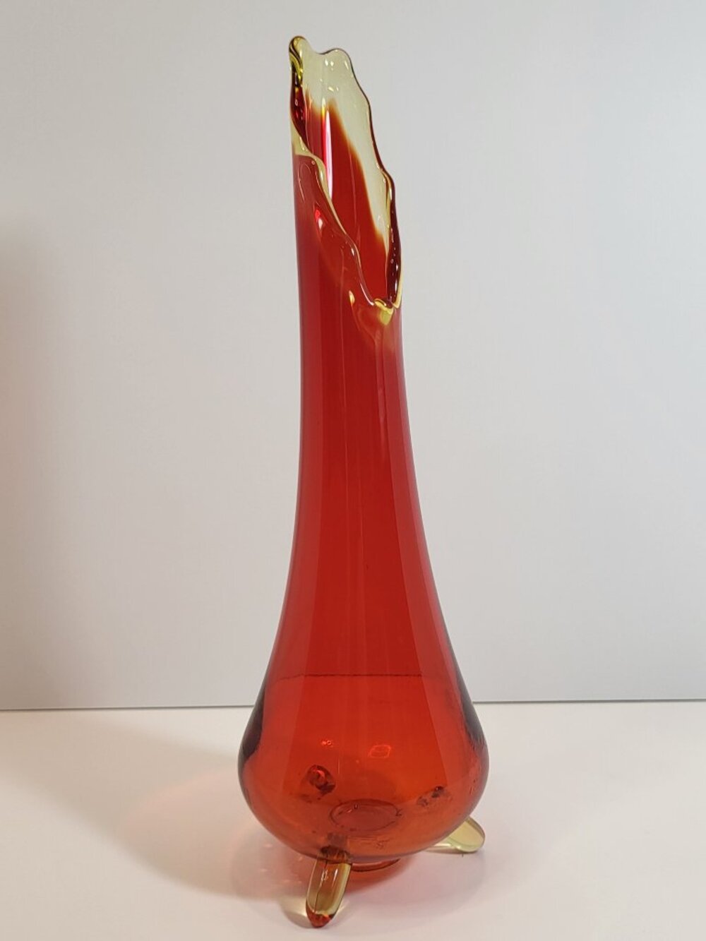 Vintage L.E. Smith Amberina "Swung" Glass Vase. Mid-Century art glass 1960's
